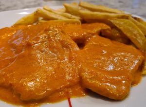 Una foto de Filetes de lomo de cerdo en salsa de pimientos del piquillo