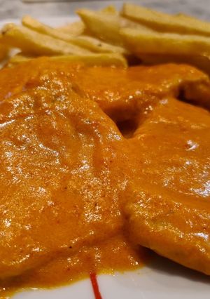 Una foto de Filetes de lomo de cerdo en salsa de pimientos del piquillo