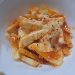 A picture of Fries and gravy.