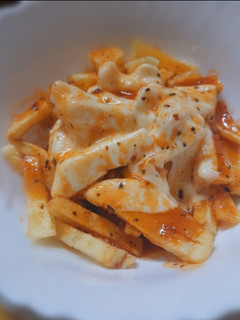 A picture of Fries and gravy.