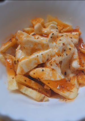A picture of Fries and gravy.