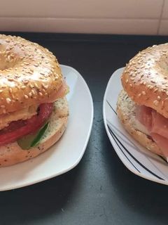 Una foto de Bagels con jamón y más