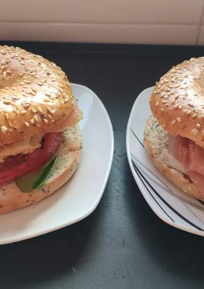Una foto de Bagels con jamón y más