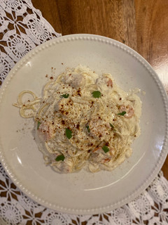 Una foto de Spaghetti con salsa cremosa con camarones