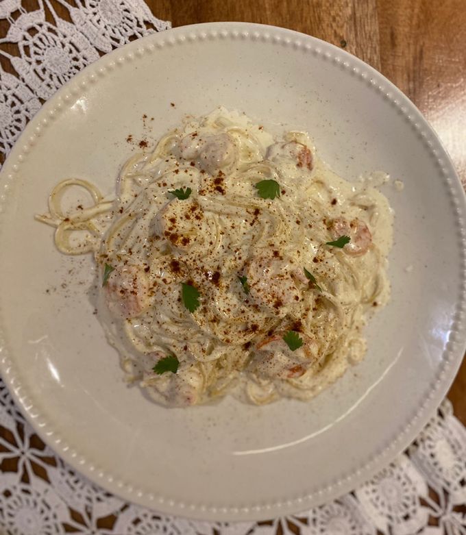 Una foto de Spaghetti con salsa cremosa con camarones