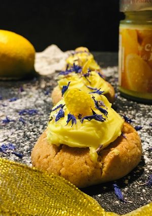 Foto di Mini frolle al limone con petali di fiordaliso
