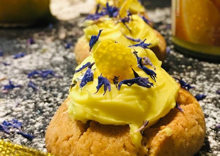 Mini frolle al limone con petali di fiordaliso