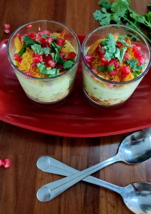 મગ સ્પ્રાઉટ્સ અને બટાકા ચિપ્સ ચાટ (Sprout Moong & Potato Chips Chaat Recipe In Gujarati) રેસીપી મુખ્ય ફોટો