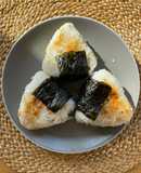 Onigiri farcit de tonyina amb mayonesa