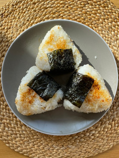 Una foto de Onigiri farcit de tonyina amb mayonesa