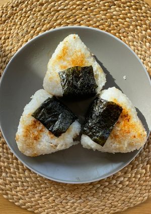Una foto de Onigiri farcit de tonyina amb mayonesa