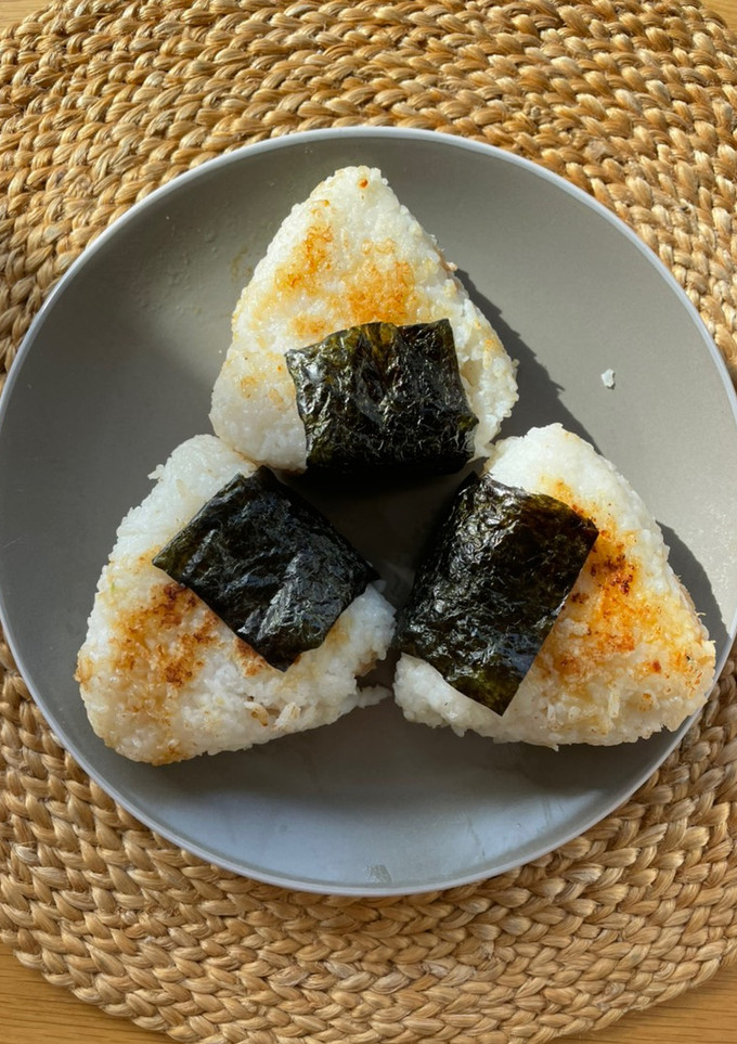 Una foto de Onigiri farcit de tonyina amb mayonesa