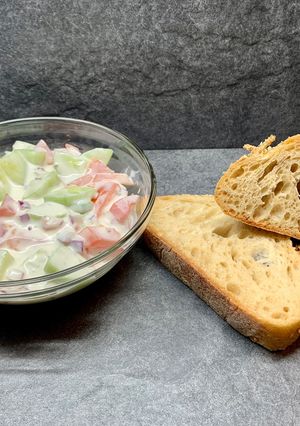 Friss zöldségsaláta joghurt öntettel recept fotója