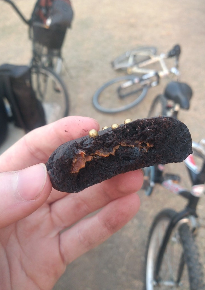 Una foto de Galletitas de chocolate rellenas con dulce de leche