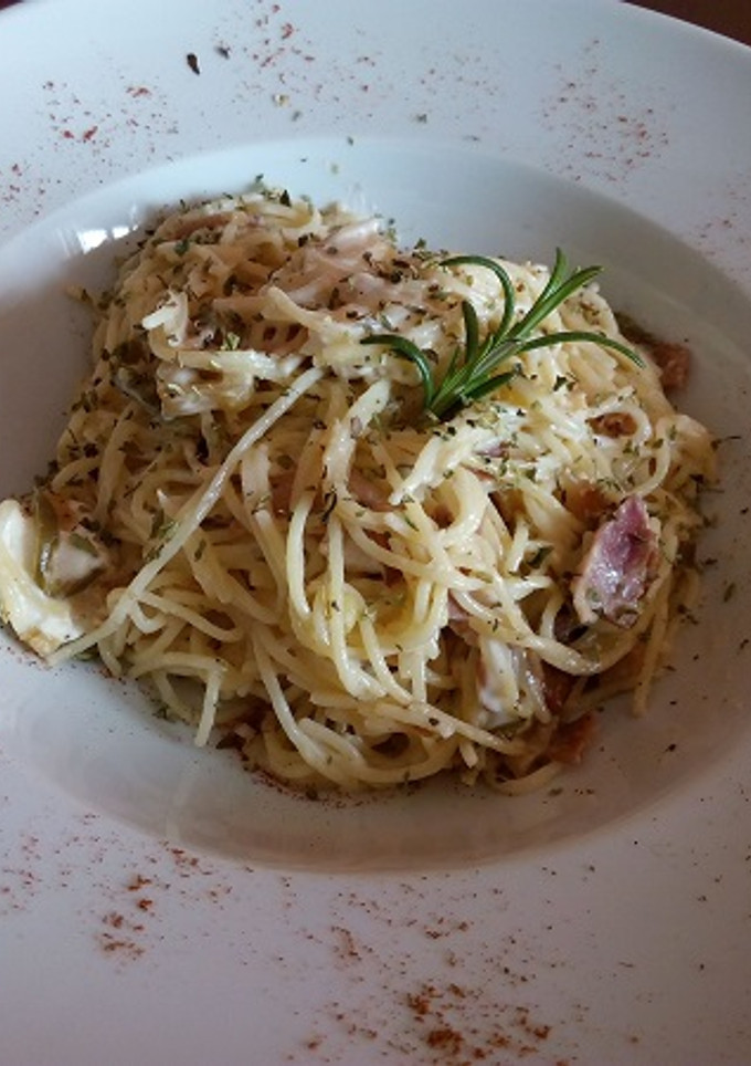 Una foto de Espaguetis con bacon y salsa de queso cabra