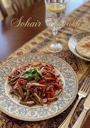صورة لوصفة لحم ستراجانوف مع البصل والفلفل الاحمر 🥩🌶️🧅🧄🫚🧈