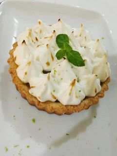 Una foto de Tarta de limón con merengue italiano