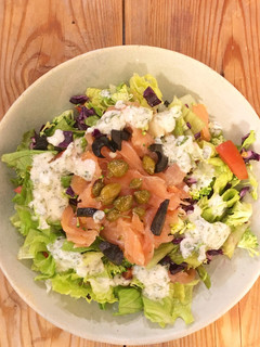 Una foto de Ensalada de salmón con salsa de yogur de cabra
