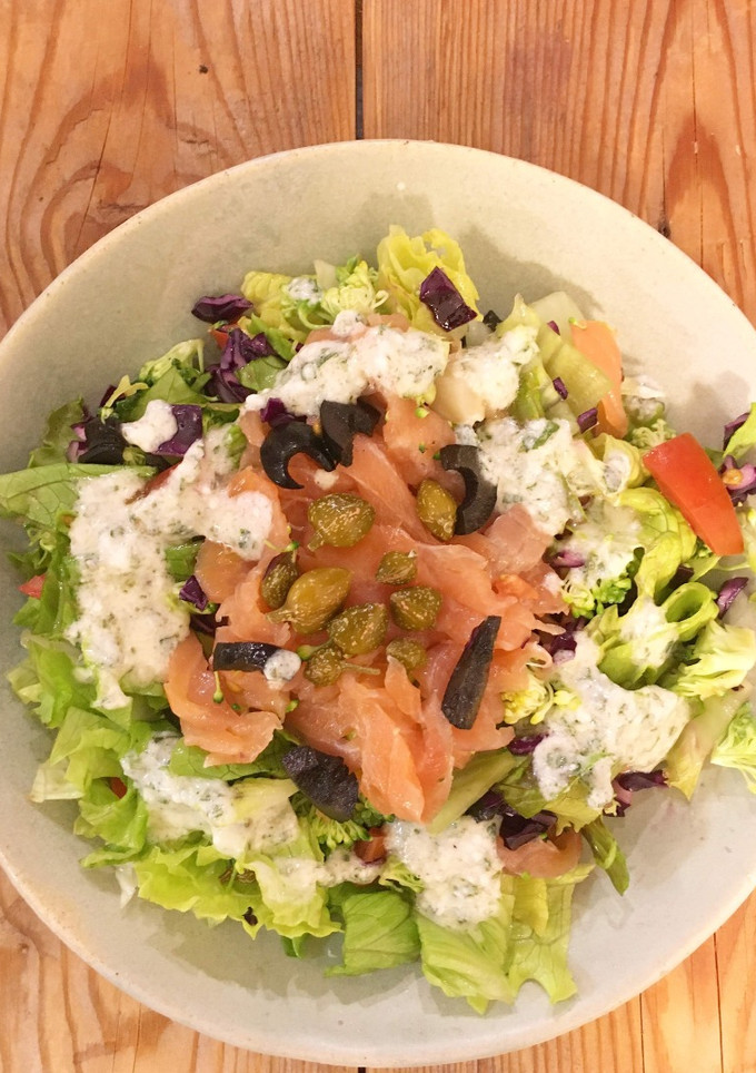Una foto de Ensalada de salmón con salsa de yogur de cabra