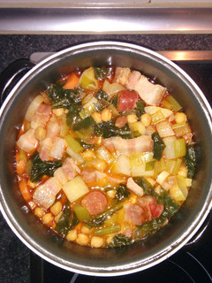 Una foto de Potaje de garbanzos, acelgas y otras verduras