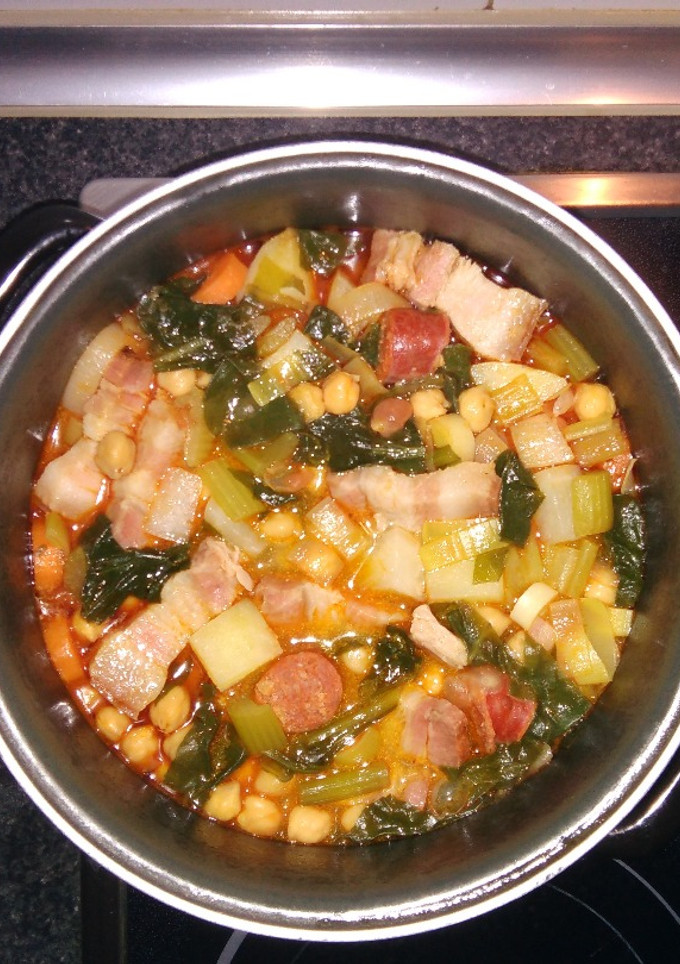 Una foto de Potaje de garbanzos, acelgas y otras verduras