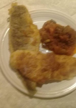 A picture of Fried fish with relish.