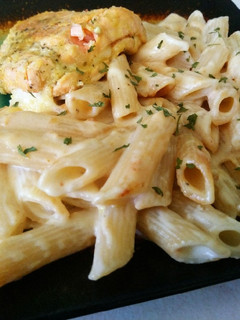 Una foto de Pasta Penne en salsa Alfredo(casera) y con Salmón sin piel