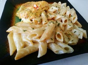 Una foto de Pasta Penne en salsa Alfredo(casera) y con Salmón sin piel