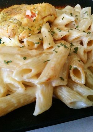 Una foto de Pasta Penne en salsa Alfredo(casera) y con Salmón sin piel