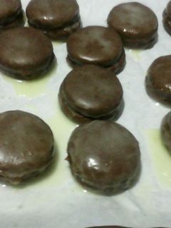 Una foto de Alfajores de chocolate con glase de naranja