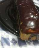 Budín de banana y coco con salsa de chocolate y miel