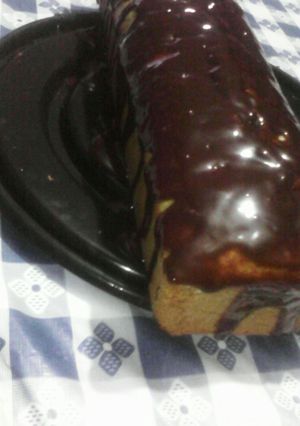 Una foto de Budín de banana y coco con salsa de chocolate y miel