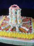 Torta de cumpleños con volcán de golosinas