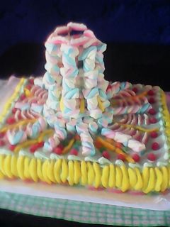 Una foto de Torta de cumpleños con volcán de golosinas