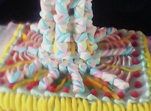 Una foto de Torta de cumpleños con volcán de golosinas