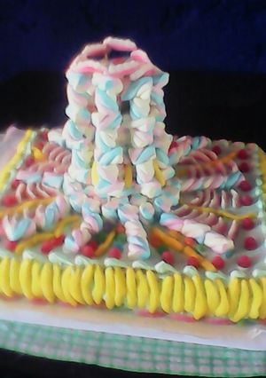 Una foto de Torta de cumpleños con volcán de golosinas