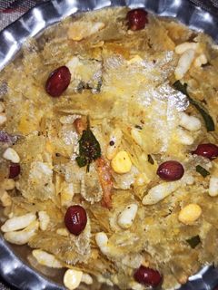 पातळ पोह्यांचा चिवडा (patal pohyacha chivda recipe in marathi) रेसिपी चे मुख्य फोटो