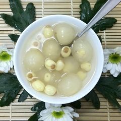 A picture of Longans with Fresh Lotus Seed Filling in Syrup.