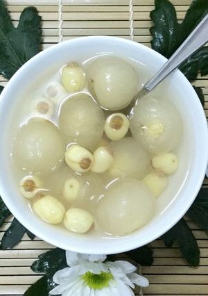 A picture of Longans with Fresh Lotus Seed Filling in Syrup.