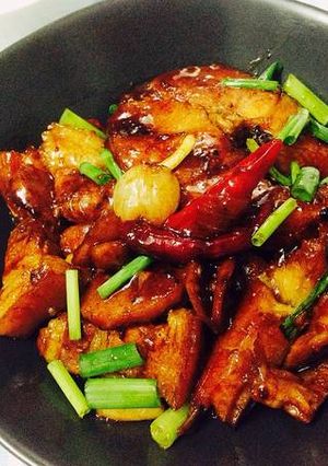 A picture of Vietnamese Braised Fish Cooked in a Clay Pot.