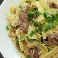 A picture of Stir-fried Beef with Fresh Bamboo Shoots.