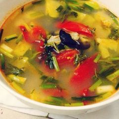 A picture of Vietnamese Sour Clam Soup.