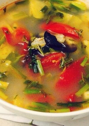 A picture of Vietnamese Sour Clam Soup.