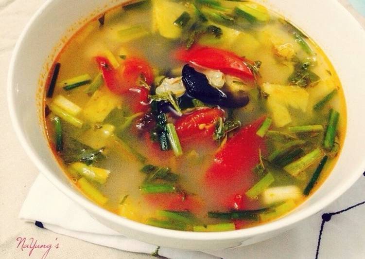 Vietnamese Sour Clam Soup