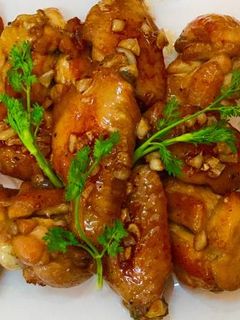 A picture of Fried Chicken Wings with Fish Sauce.