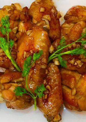 A picture of Fried Chicken Wings with Fish Sauce.