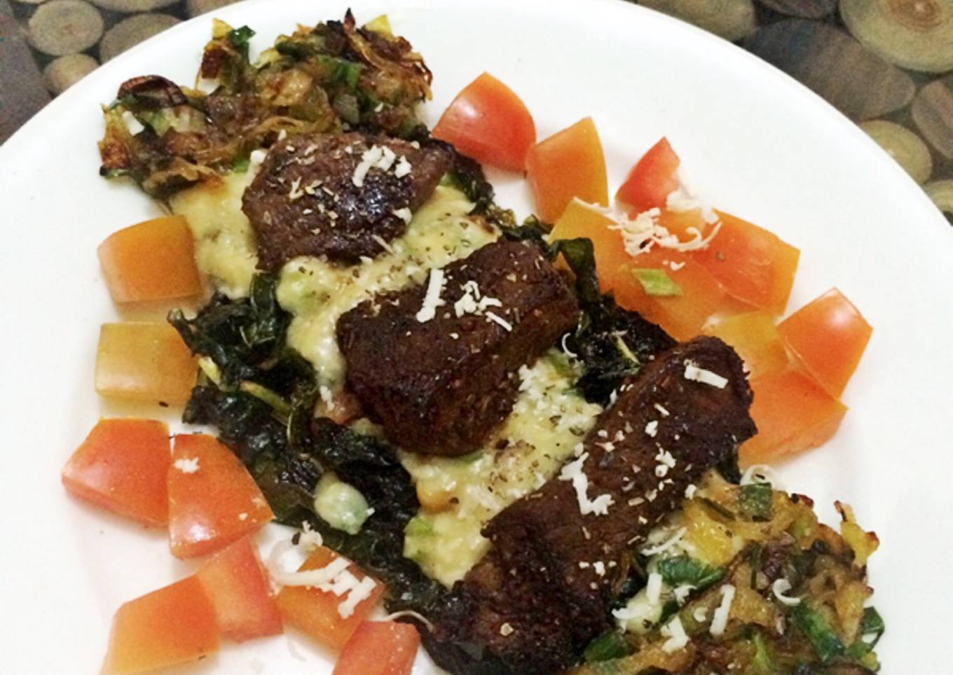 Steak dengan sawi goreng dan tomat