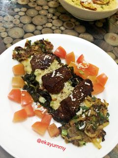 Foto resep Steak dengan sawi goreng dan tomat