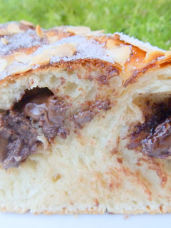 Una foto de Brioche Danubio con nocilla y almendra