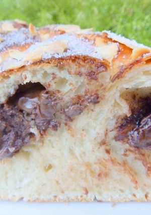 Foto principal de Brioche Danubio con nocilla y almendra